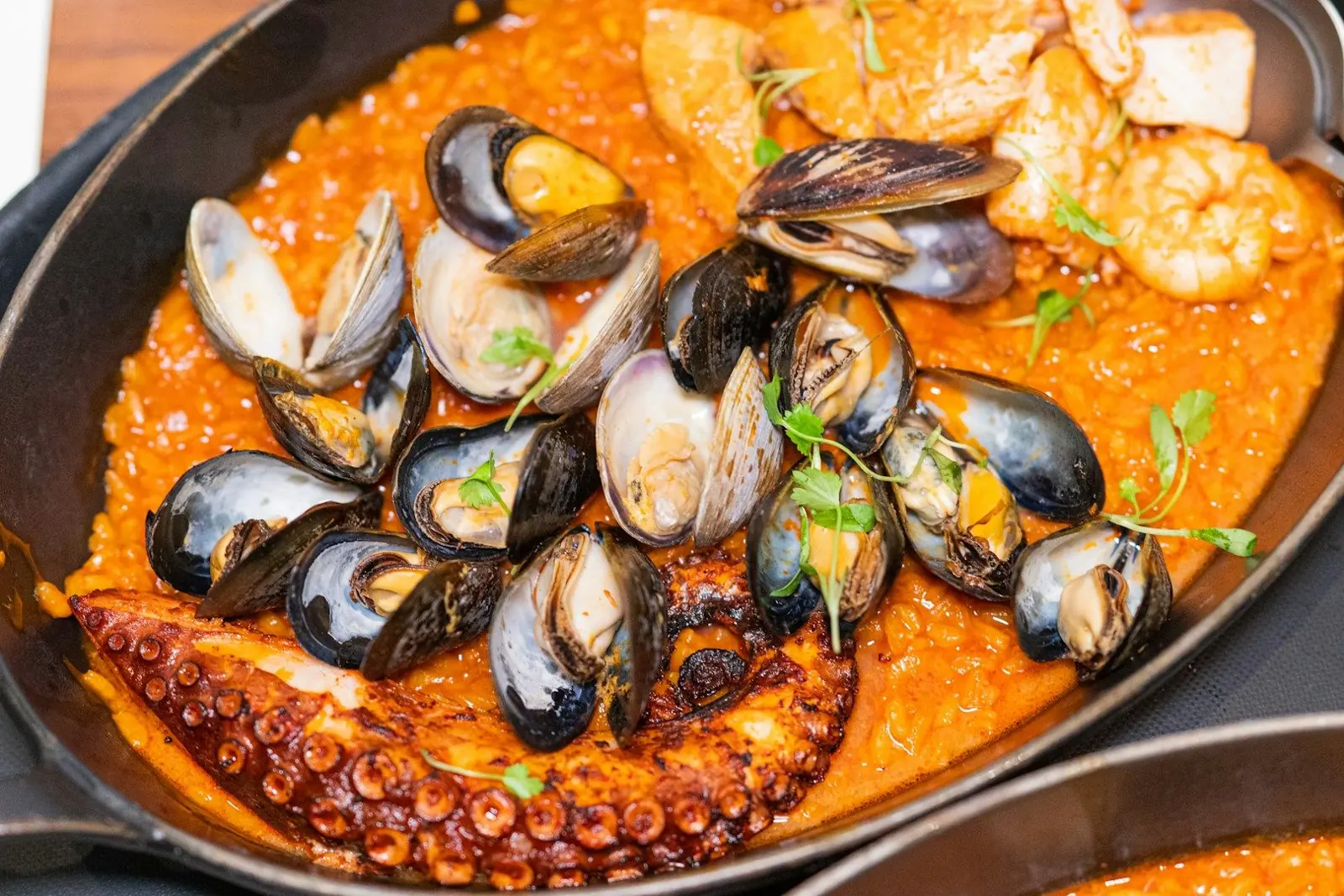 Arroz meloso con mejillones, gambas y pulpo en paellera
